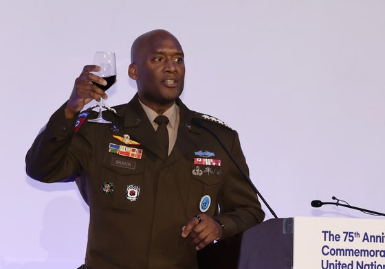 エグザビエル・ブランソン国連軍司令官兼韓米連合軍司令官が9月8日午後、ソウル中区（チュング）のウェスティン朝鮮ホテルで開かれた国連軍司令部創設75周年記念行事で乾杯の挨拶をしている。ニュース1