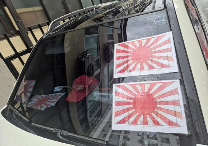 車の中に「MAGA」帽子も見える。 ［写真 ボベドリーム インスタグラム］