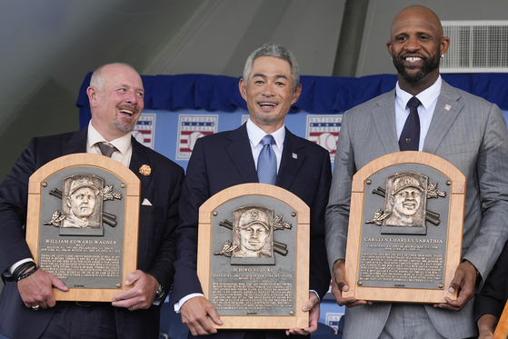   米野球殿堂入り式典で記念ブロンズ盾を持って撮影するイチロー氏［AP＝聯合ニュース］