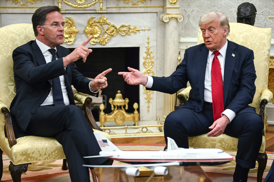 7月、トランプ米大統領とルッテNATO事務総長がホワイトハウスの執務室でロシア制裁とウクライナ支援案について議論している。 ［AFP＝聯合ニュース］