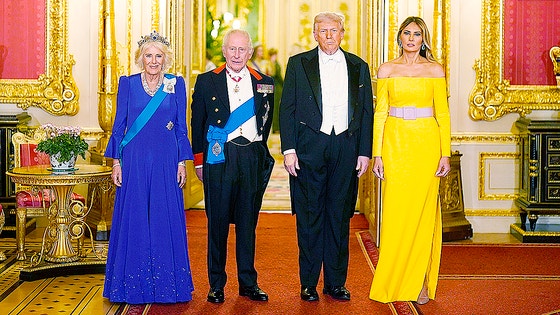 17日、英国ウィンザー城で開かれた国賓晩餐会に出席した（左から）カミラ王妃、チャールズ3世国王、ドナルド・トランプ米大統領、メラニア夫人。［写真 AFP＝聯合ニュース］
