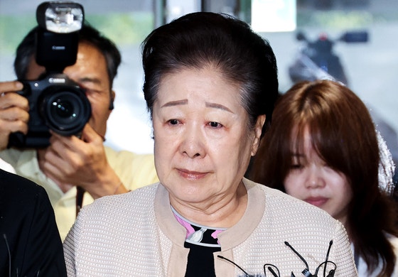 統一教の韓鶴子総裁が17日、金建希被告の疑惑を捜査する特別検事チーム事務室に出頭した。［写真 聯合ニュース］