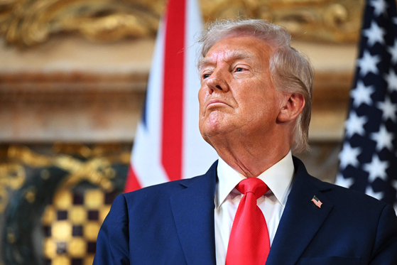 18日（現地時間）、スターマー英首相との会談後、共同記者会見を行ったトランプ米大統領 ［AFP＝聯合ニュース］
