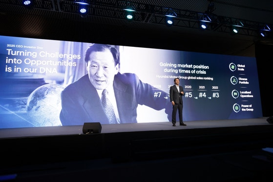 「2025現代車CEOインベスターデー」で故鄭周永（チョン・ジュヨン）創業会長を背景に発表するホセ・ムニョス現代車代表取締役社長 ［写真 現代車］