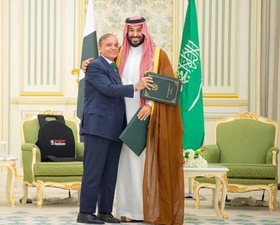 17日（現地時間）、サウジアラビアの首都リヤドで、同国のムハンマド・ビン・サルマン皇太子（右）とパキスタンのシャバズ・シャリフ首相が相互防衛条約を締結した後、記念撮影をしている。［写真 AP＝聯合ニュース］