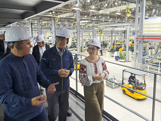 ウクライナ政府の関係者がHD現代建設機械蔚山（ウルサン）キャンパス内の製造施設を視察している。 ［写真 HD現代建設機械］