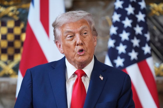 18日（現地時間）、英首相の別荘「チェッカーズ」で記者会見をするトランプ米大統領 ［AP＝聯合ニュース］