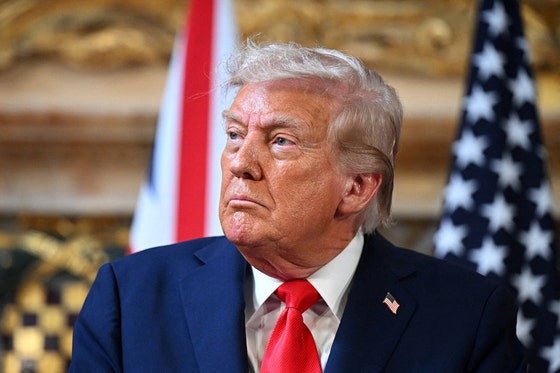 トランプ米大統領は18日（現地時間）、英アイルズベリーで国賓訪問を終え、首相の別荘「チェッカーズ」でスターマー首相と記者会見を行った。 ［ロイター＝聯合ニュース］
