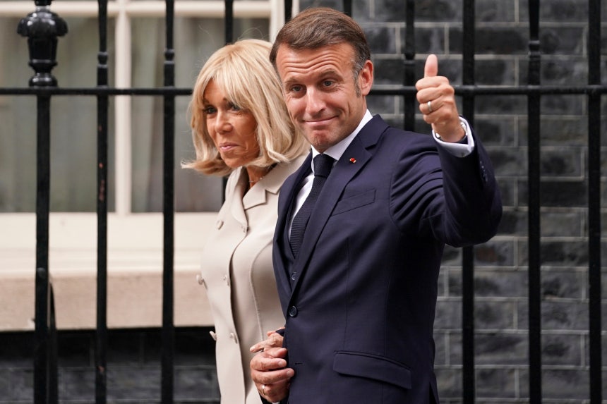 フランスのマクロン大統領とブリジット夫人が7月9日に英ロンドンでスターマー英首相との会談を終えて歩いている。［写真 AP＝聯合ニュース］