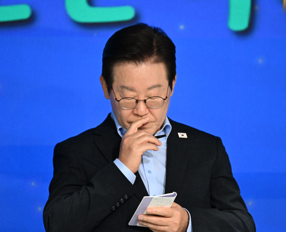 韓国の李在明（イ・ジェミョン）大統領が19日、ソウル麻浦（マポ）のクルムアレ小劇場で開かれた「2030青年疎通・共感トークコンサート」でメモを見ている。大統領室写真記者団