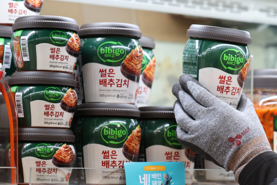 ソウルの大型マートで関係者がキムチを並べている。［写真 聯合ニュース］