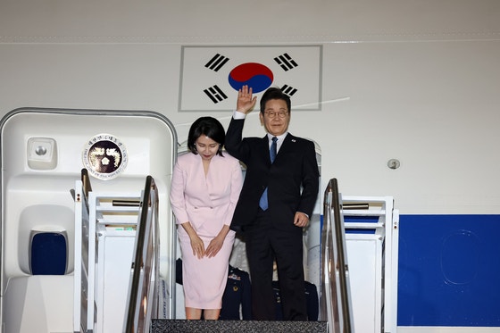 先月26日（現地時間）、フィラデルフィア国際空港で帰国のため空軍1号機に乗る李在明（イ・ジェミョン）大統領と金恵景（キム・ヘギョン）夫人 ［大統領室写真記者団］