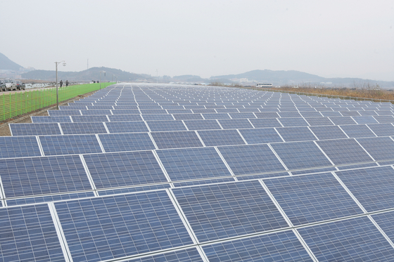 韓国のある太陽光発電所全景。記事の内容とは関連ありません。［写真 聯合ニュース］