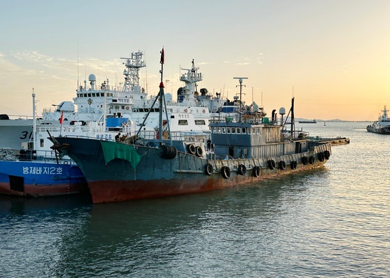 韓国海洋警察専用埠頭に押送された不法操業の中国漁船。西海（ソへ）5島特別警備団