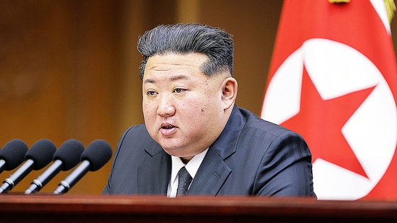 北朝鮮の金正恩国務委員長が20～21日に平壌の万寿台議事堂で開かれた北朝鮮最高人民会議第14期第13回会議で演説している。［写真 朝鮮中央通信＝聯合ニュース］