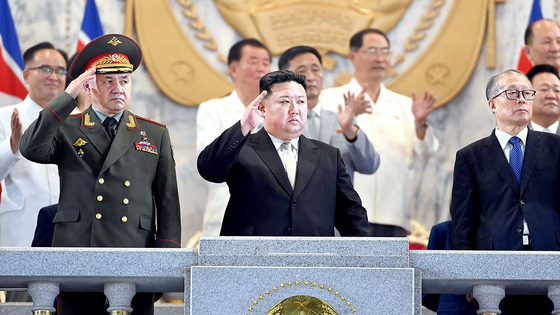 2023年7月27日晩、首都の平壌（ピョンヤン）で祖国解放戦争（韓国戦争）勝利70周年（戦勝節）軍事パレードが行われ、北朝鮮の金正恩国務委員長は中国・ロシアの代表団と主席壇に並んだ。［ニュース1］