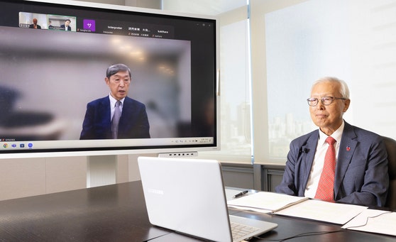 北岡伸一東京大名誉教授（左）、申珏秀（シン・ガクス）元駐日韓国大使（右）