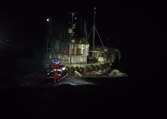   不法操業の中国漁船を取り締まっている韓国海警の複合艇。［写真 西海5島特別警備団］