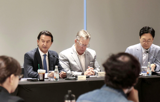  現代自動車のホセ・ムニョス社長（左）が18日に米ニューヨークで開かれたメディアラウンドテーブルで質疑に答えている。［写真 聯合ニュース］