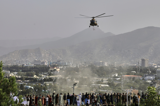 米国撤収を記念する行事を行うアフガニスタン軍用ヘリコプター 。［写真 AP＝聯合ニュース］