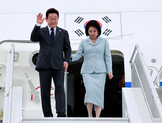 国連総会参加に向け米国を訪問した李在明大統領と金恵景夫人が22日、ニューヨークの空港で歓迎客にあいさつしている。キム・ヒョンドン記者