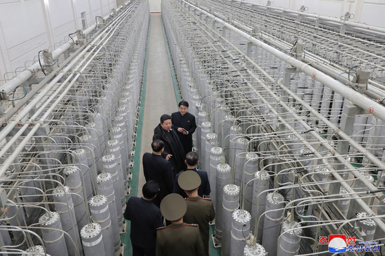  核物質生産基地と核兵器研究所を訪れた金正恩委員長　［朝鮮中央通信、聯合ニュース］