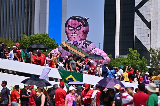 21日にブラジルの首都ブラジリアで市民が下院議会が議決したボルソナロ前大統領に対する赦免法案に反対するデモに参加している。［写真 EPA＝聯合ニュース］