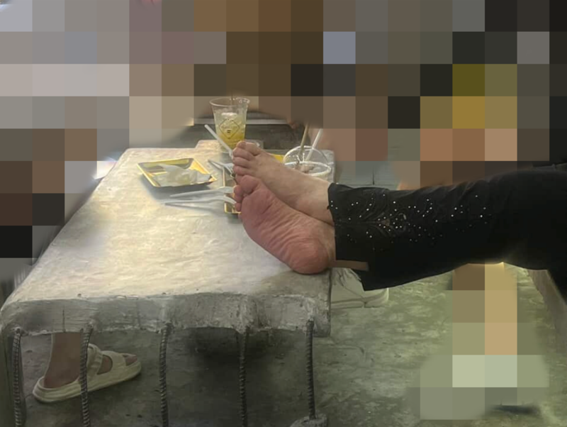 ベトナム・ナトランのカフェでテーブルに足をのせる韓国人観光客 ［写真 sns］