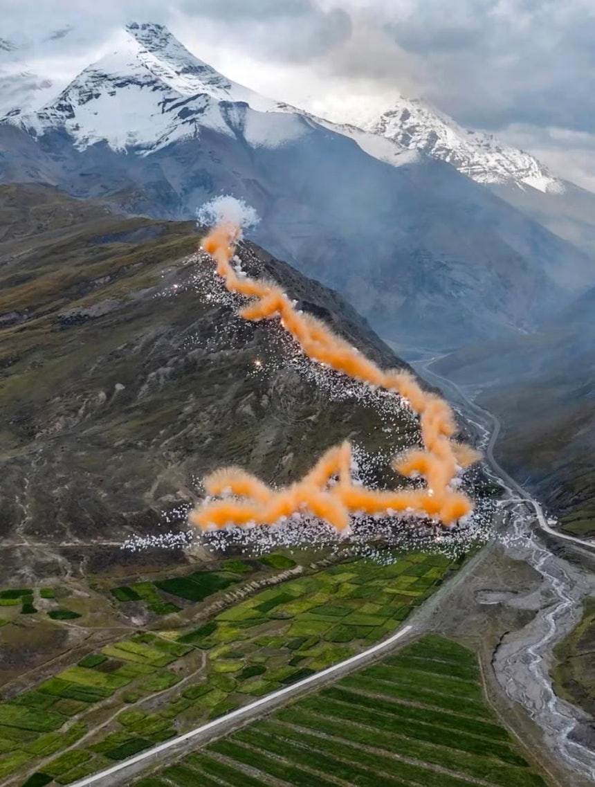 アウトドアブランドのアークテリクス（ARC’TERYX）がヒマラヤ山脈で披露した花火ショー。［写真 SCMP キャプチャー］