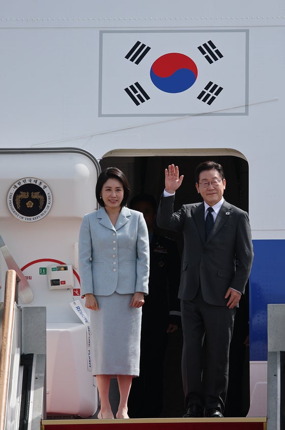 22日午前、国連総会出席のためニューヨークに向けて出国する李在明（イ・ジェミョン）大統領と金恵景（キム・ヘギョン）夫人 ［大統領室写真記者団］