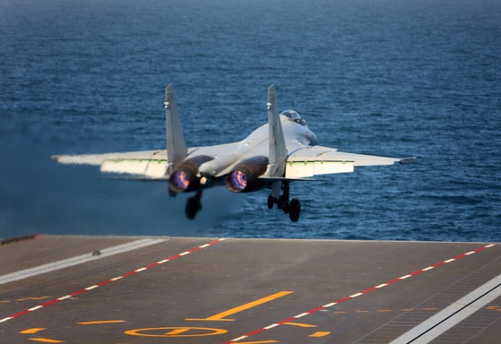 中国が製作したJ15T戦闘機が中国3隻目の空母となる「福建」から電子式カタパルトを利用して離陸している。中国国営メディアは23日、就役を控えた福建でJ35、J15T、KJ600が電磁気カタパルトを利用した離着艦試験を実施したとして訓練映像を公開した。［写真 新華社通信］