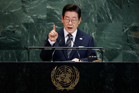 韓国の李在明(イ・ジェミョン)大統領は23日（現地時間）、米国ニューヨークの国連本部で開かれた第80回国連総会に出席し、196カ国の首脳・代表のうち7番目に一般討論演説を行った。李大統領は「『ENDイニシアチブ』で韓半島（朝鮮半島）の冷戦を終わらせ、世界の平和と繁栄に寄与するために責任と役割を果たしていく」と述べた。[写真 ロイター＝聯合ニュース]