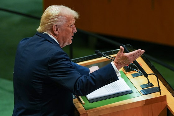 第80回国連総会が開かれた23日（現地時間）、米国ニューヨークでデモ隊が42番街交差点でデモを行う姿を人々が見守っている。［写真 AP＝聯合ニュース］