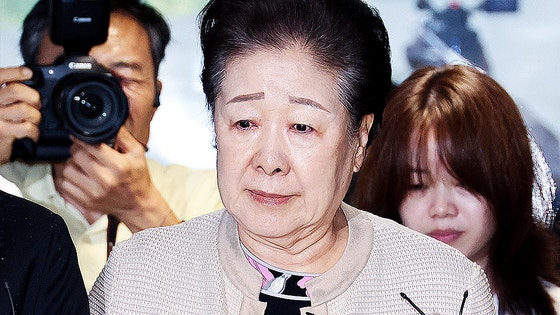 旧統一教会（世界平和統一家庭連合）の韓鶴子（ハン・ハクジャ）総裁が17日、ソウル鍾路区（チョンノグ）KT光化門（クァンファムン）ビルに設けられた金建希（キム・ゴンヒ）夫人関連の疑惑を捜査する閔中基（ミン・ジュンギ）特別検事チームの事務室に、3度の召喚拒否の末、自主的に出頭している。［写真 聯合ニュース］