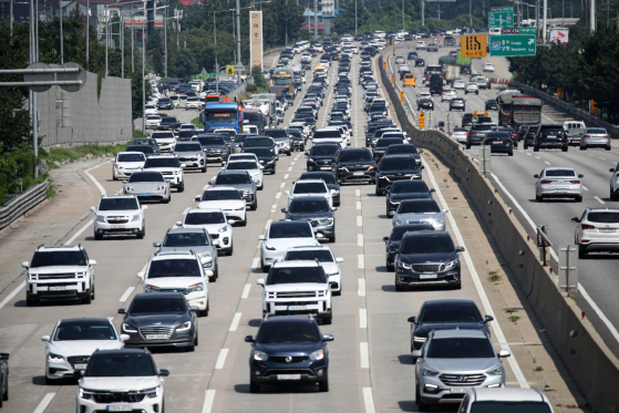 韓国京畿驪州（キョンギ・ヨジュ）サービスエリア近くの嶺東（ヨンドン）高速道路上り線で車両が列をなして移動している。ニュース1