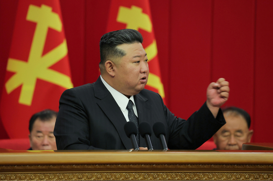 北朝鮮労働党機関紙の労働新聞は6月24日、金正恩委員長の主宰で「朝鮮労働党中央委員会第8期第12回全員会議拡大会議が6月21日から23日まで進行された」と報じた。 ［ニュース1］