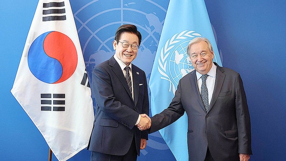 23日（現地時間）、米ニューヨーク国連本部でグテーレス事務総長と握手する李在明大統領 キム・ヒョンドン記者