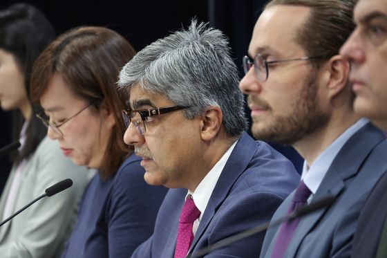 IMF韓国ミッション団のアナンド団長が24日にソウルで2025年IMF年次協議結果の会見をしている。［写真 聯合ニュース］
