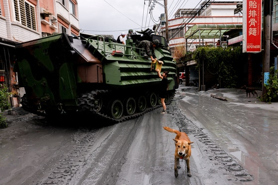超強力な台風18号に襲われた台湾・花蓮で24日、軍人が装甲車を使って救護物資を配っている。［写真 ロイター＝聯合ニュース］