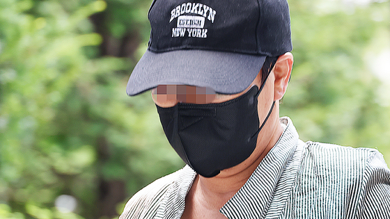 夫の局部を切断して殺害しようとした容疑を受けている50代の女性が、8月2日に拘束前被疑者審問（令状実質審査）が開かれた仁川（インチョン）地裁に入廷している。聯合ニュース