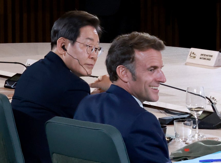 韓国の李在明(イ・ジェミョン)大統領が6月17日（現地時間）、カナダ・アルバータ州カナナスキスで開かれた主要7カ国（G7）首脳会議の会場でビジネスランチを兼ねて行われたG7首脳会議拡大会合に出席している。右はフランスのエマニュエル・マクロン大統領。［写真 聯合ニュース］
