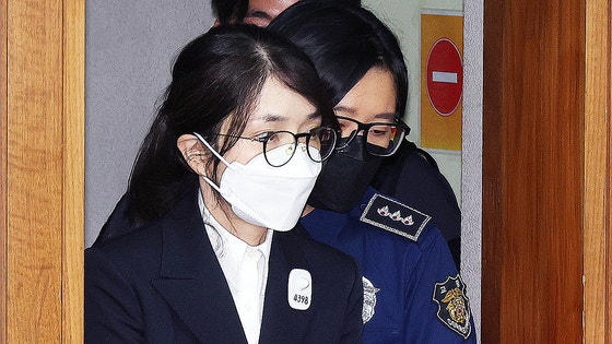 ドイツモータース株価操作などで拘束起訴された金建希（キム・ゴンヒ）氏が24日午後、ソウル瑞草区のソウル中央地裁で開かれた初公判に出席した。 ［写真 共同取材団］