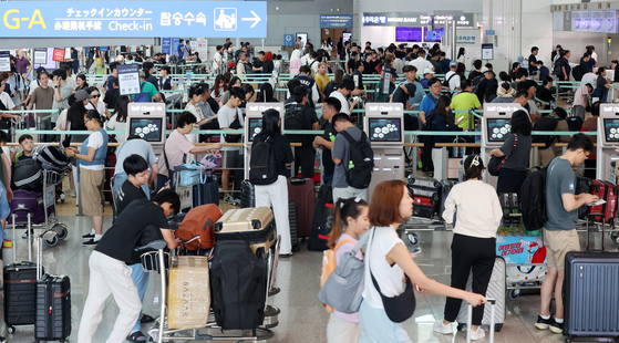先月8日、仁川国際空港第1ターミナルの出国ロビーが旅行客でにぎわっている。［写真 空港写真記者団］