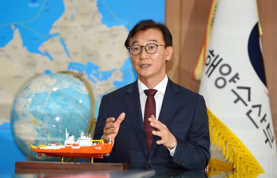 海洋水産部の田載秀長官が中央日報とインタビューしている。キム・ソンテ客員記者