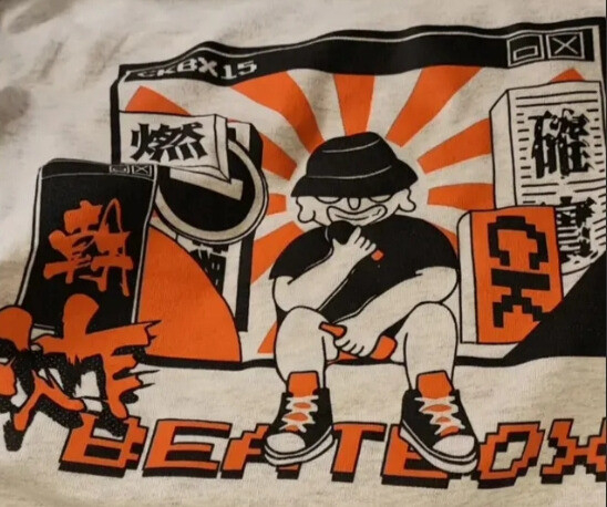   被害者が着ていたTシャツの赤い放射状のイラストデザイン。［台湾・壹蘋新聞網キャプチャー］