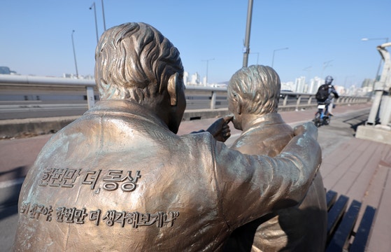ソウル麻浦（マポ）大橋に設置された「もう一度だけ、銅像」の様子。［写真 ニュース1］