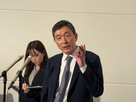 26日、羽田空港に到着して記者の質問に答える李赫（イ・ヒョク）駐日韓国大使 キム・ヒョンイェ特派員