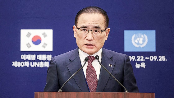 魏聖洛国家安保室長が23日、米ニューヨークのホテルに設けられた韓国プレスセンターで李在明大統領の国連総会基調演説、首脳会談関連会見をしている。［写真 中央日報］