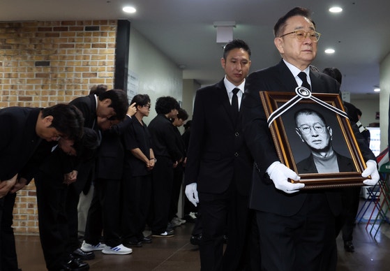 28日、KBSの『ギャグコンサート』収録セットで行われたチョン・ユソンさんの追悼式で遺影が運ばれている。［写真 ニュース1］