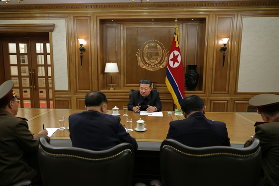北朝鮮労働党機関紙の労働新聞は27日、北朝鮮の金正恩国務委員長が「26日、核兵器研究所など核関連分野の科学者、技術者と会い、核物質生産および核兵器生産に関する重要協議会を指導した」と報じた。 ［写真 労働新聞＝ニュース1］